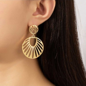 1 Pair Round Gold Cut Out Earrings