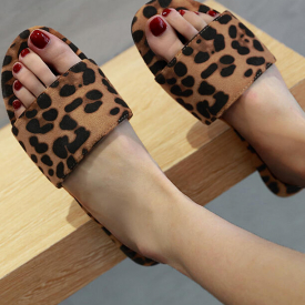 Leopard Printed Round Toe Slippers