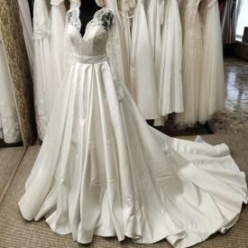 2023 Sexy V Neck A Line Wedding Dresses Long Sleeves Formal Bridal Gowns Lace Appliques Illusion Sweep Train Plus Size