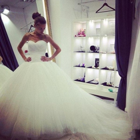 Customized Strapless Ball Gown Wedding Dresses Sweetheart Court Train Lace Up Back Tulle Plus Size Bridal Gowns
