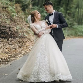 Long Sleeve V-Neck Lace Wedding Dress Off the Shoulder Tulle Bridal Gowns Sweep Train Ball Gown Party Dress